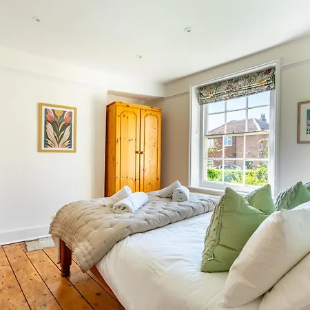 3 North Terrace * Fylingthorpe